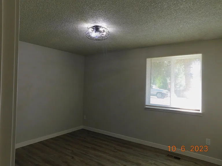 132 N Riverside Dr — Photo 15