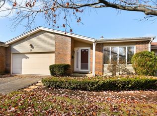 28 Pebblewood Trl, Naperville, IL 60563