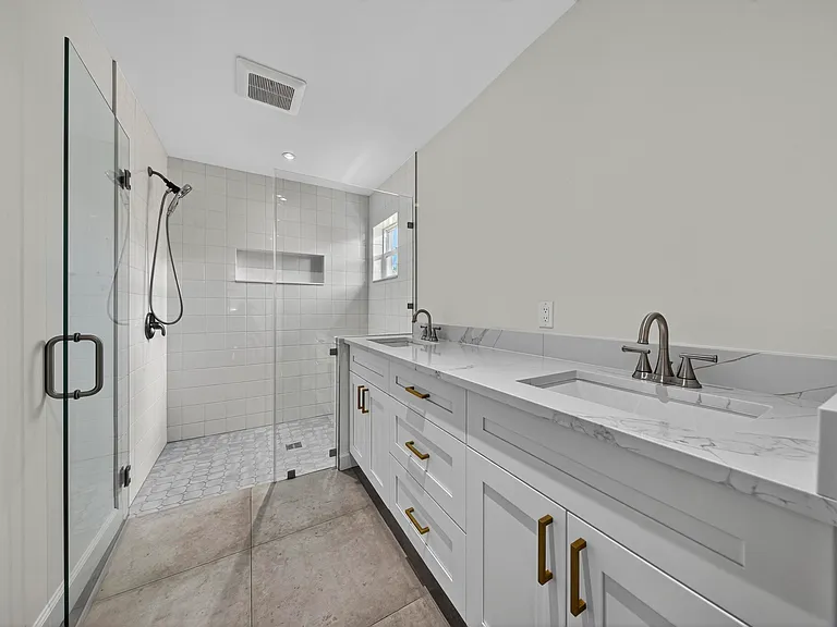 410 NE 34th St — Photo 24