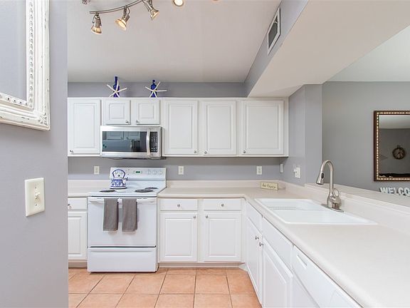 3rd image of 210 16th St Unit O