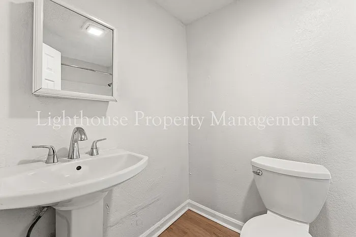 1021 Woodstock Ave — Photo 11