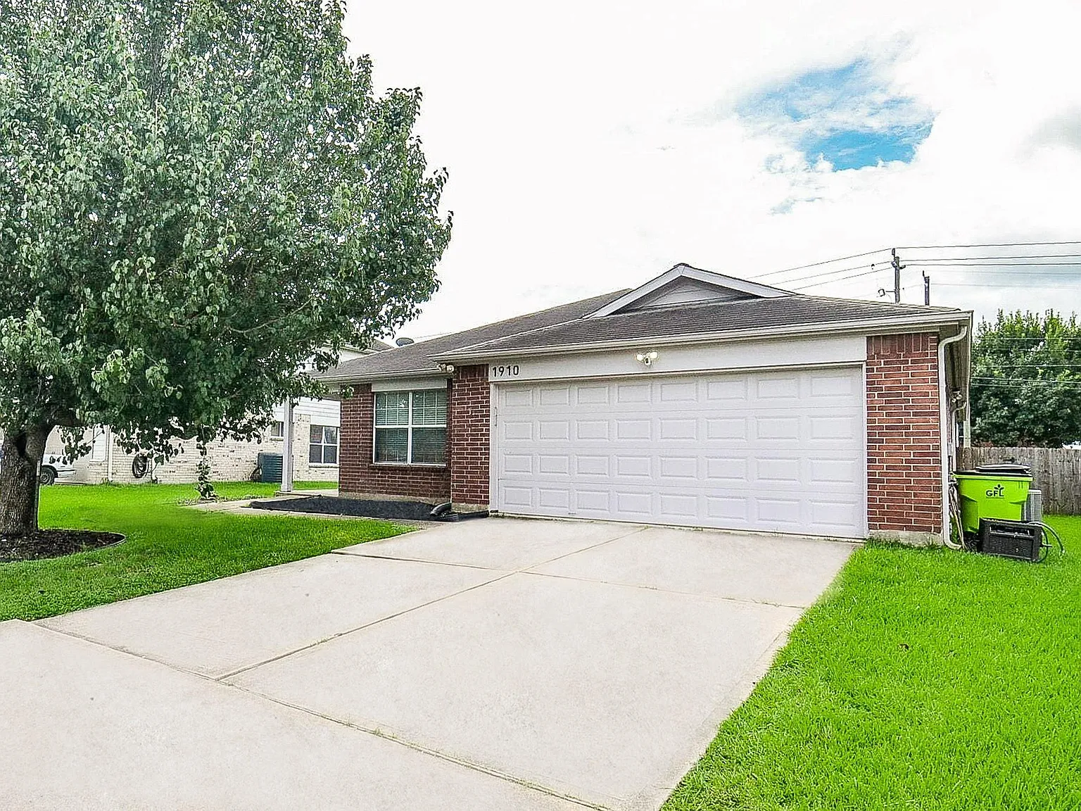 3 bed, 2.0 bath, 1722 sqft, $1,999 — Photo 3
