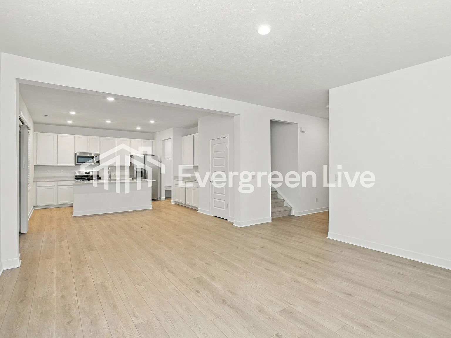 5 bed, 3.0 bath, 2422 sqft, $2,180 — Photo 3