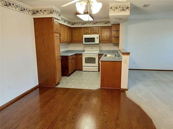 4th image of 301 SE Delaware Ave Unit 301
