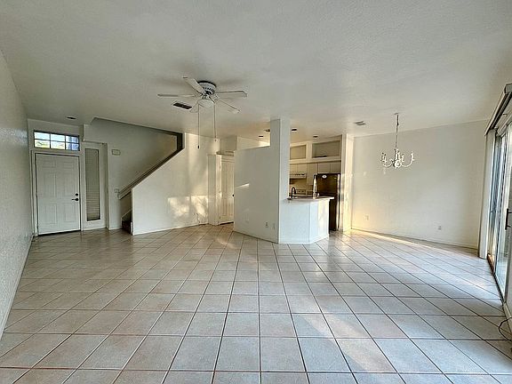 4th image of 916 S Lake Sterling Ct