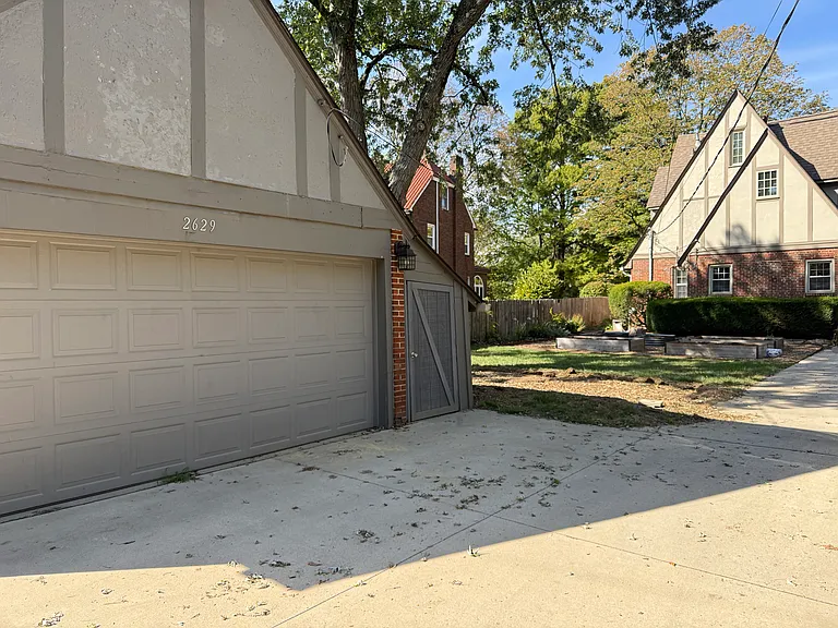 2629 E Broad St — Photo 52