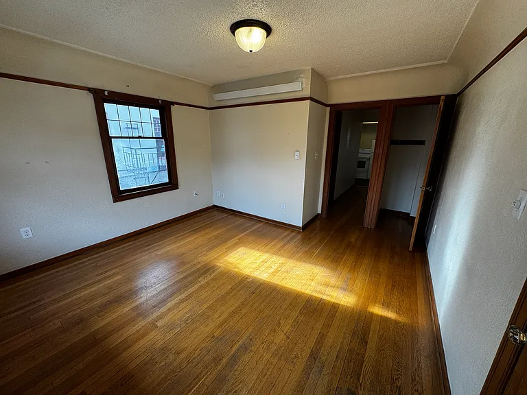 2923 Franklin Ave E — Photo 5