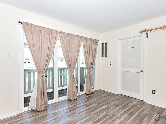 3rd image of 875 Essex Cir