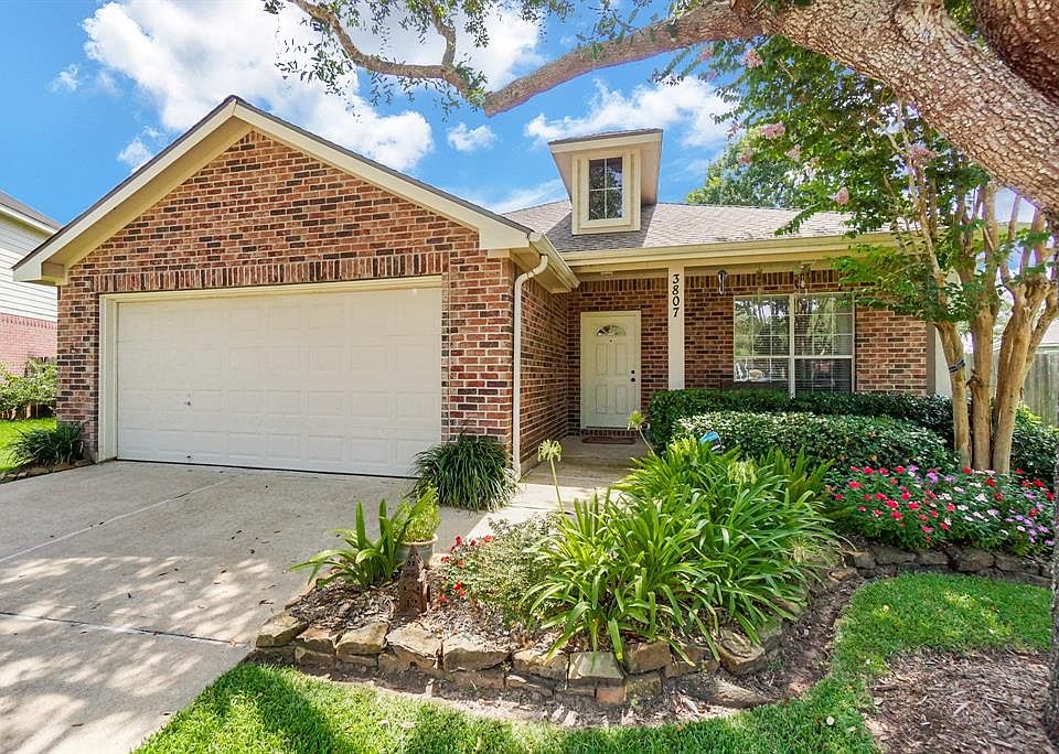 One story home on a cul-de sac lot