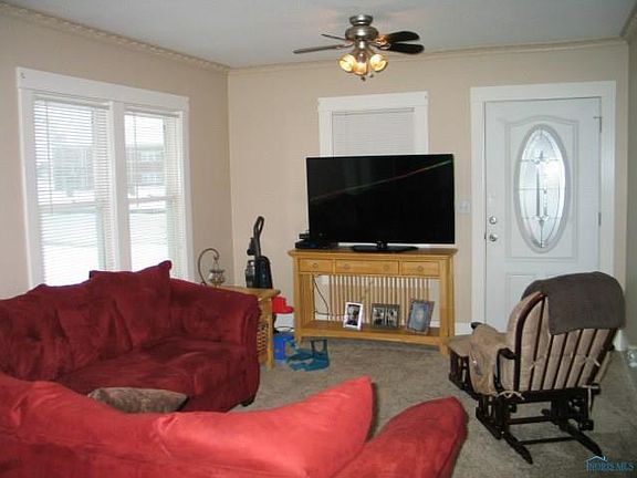 4th image of 827 W Main St