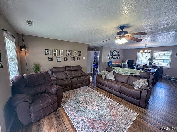 3rd image of 523 Sunny Valley Ln