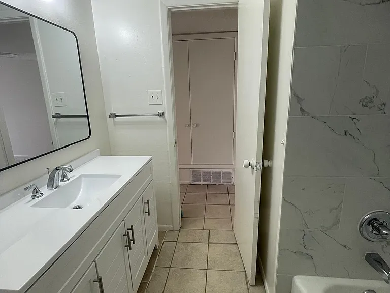 517 Palomas Dr SE #A — Photo 16