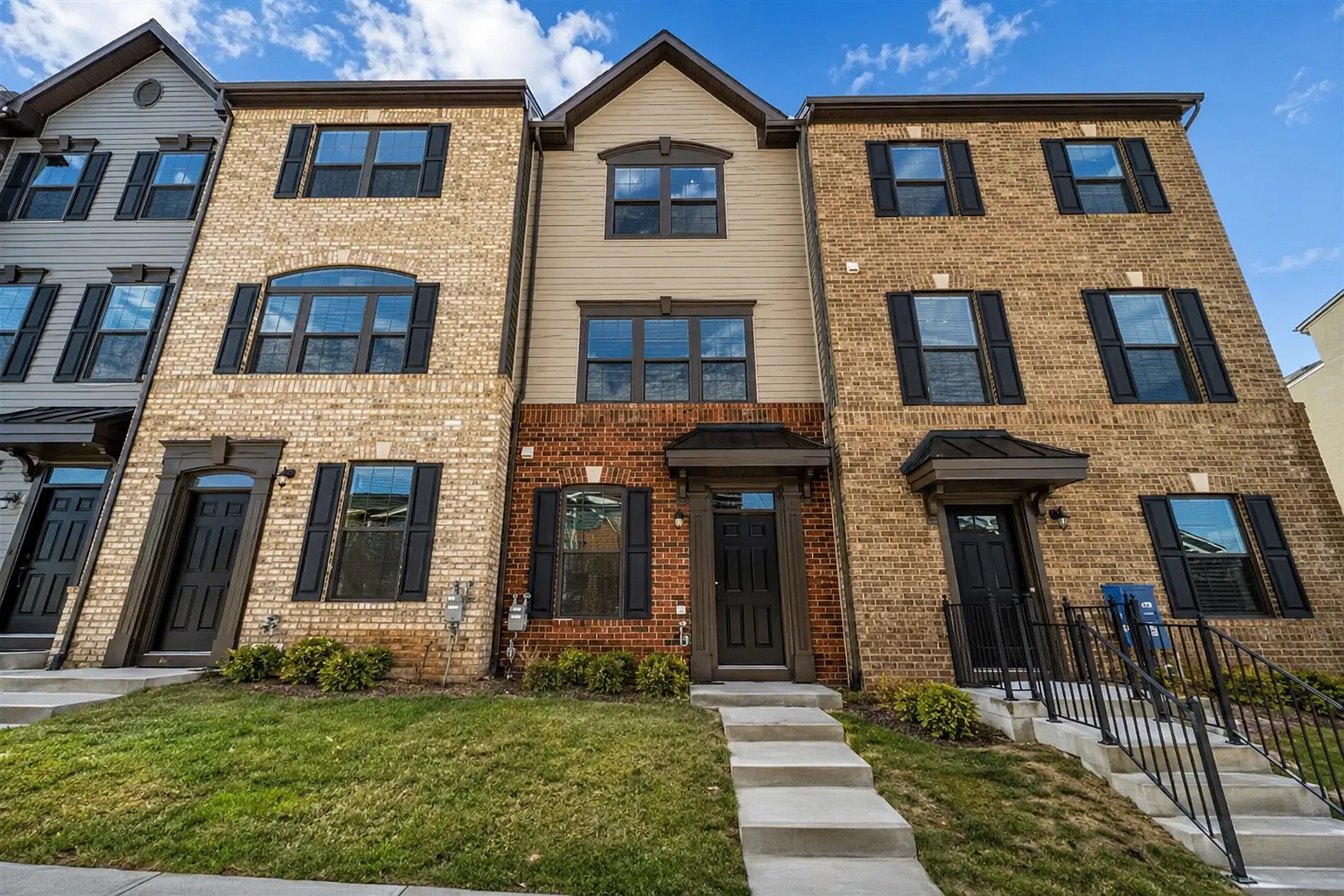 3 bed, 3.0 bath, 1664 sqft, $3,300 — Photo 1