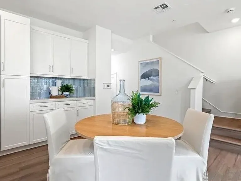319 Honeysuckle Way — Photo 4