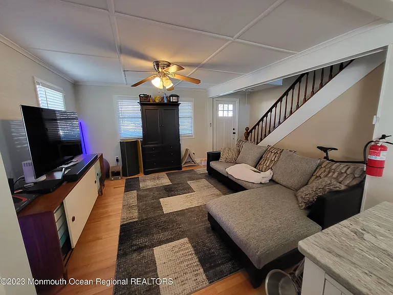 49 Locust Ave — Photo 4