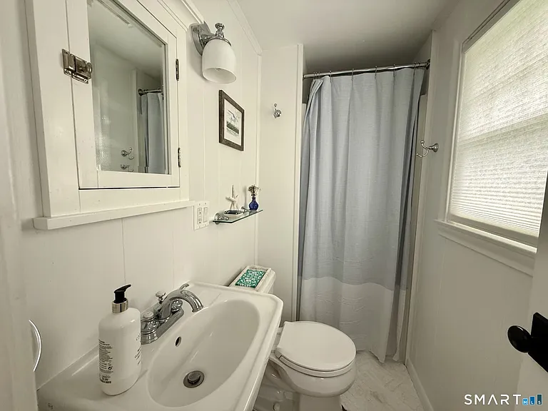 10 Reeves Ave — Photo 16