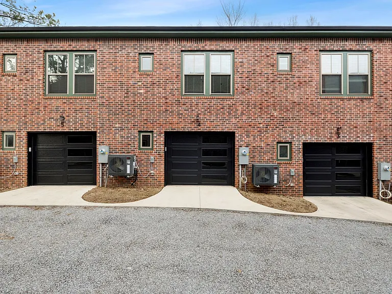 $250 Amazon Gift Card if lease signed by June 30th! Luxury New 1 Bed TH!! — Photo 22