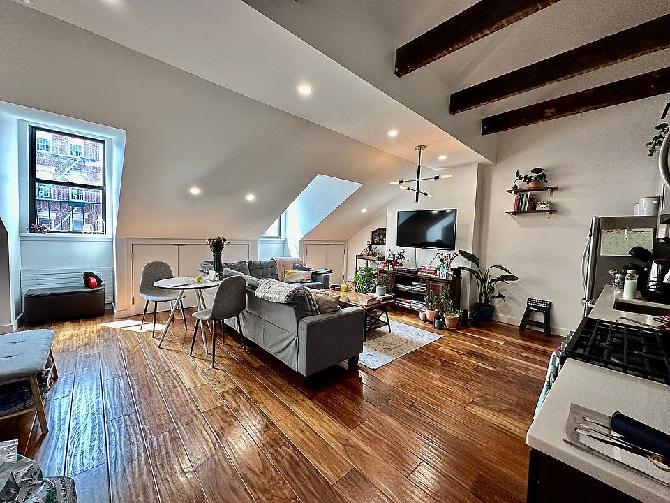 1st image of 190 Grand St APT 3