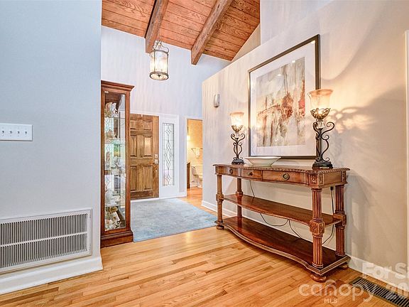 3rd image of 36 Fairway Rdg