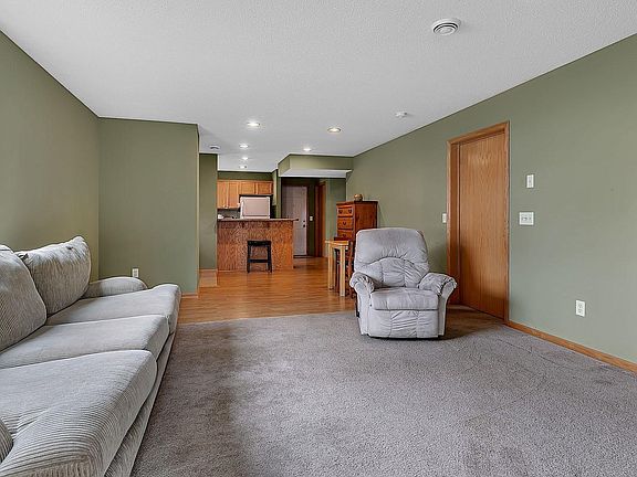 5th image of 114 Iverson St W