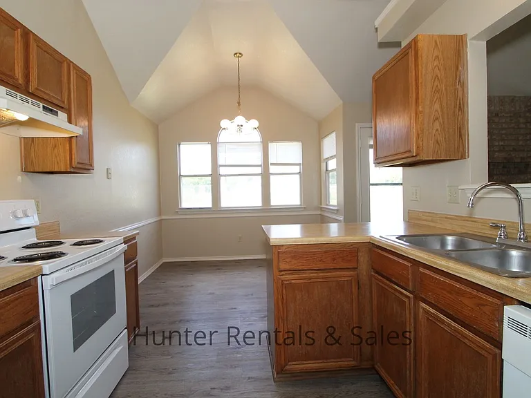 3801 Winchester Dr — Photo 10