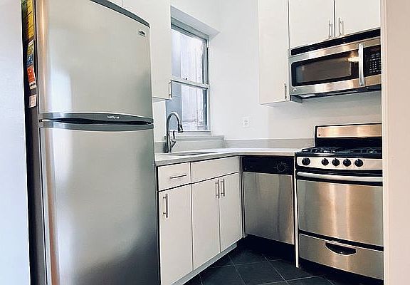 5th image of 485 Amsterdam Ave APT 4R