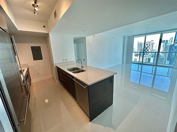 3rd image of 500 Brickell Ave #35