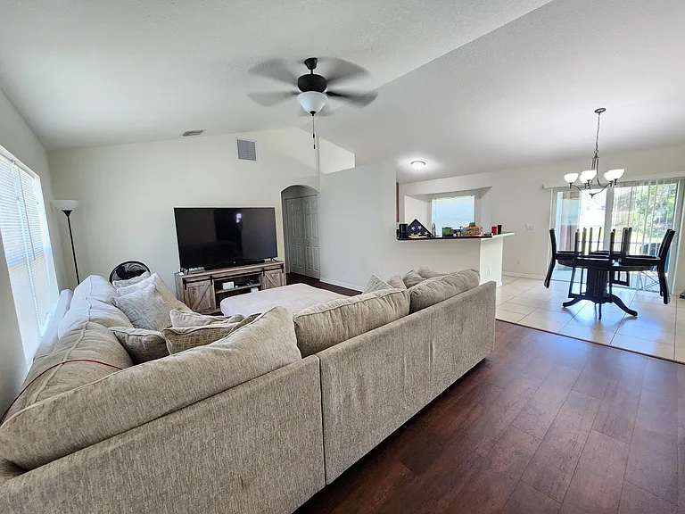 842 SE Walters Ter — Photo 4