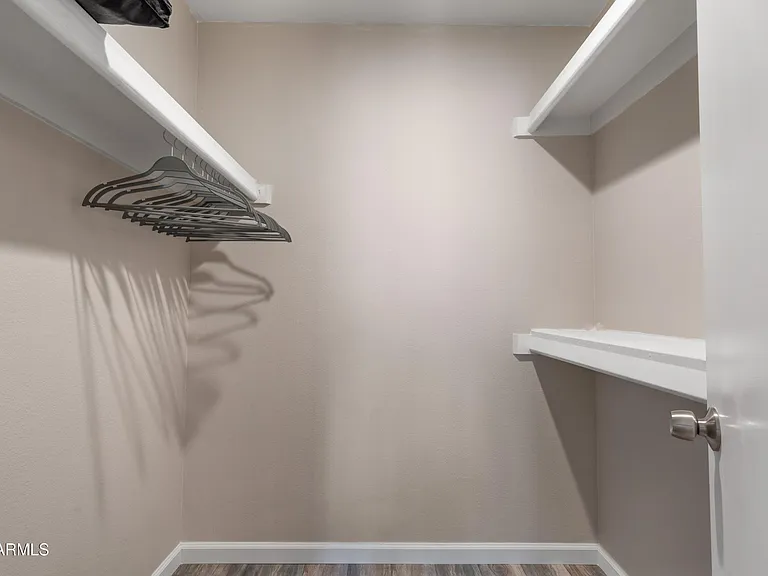 719 E Lola Dr — Photo 16