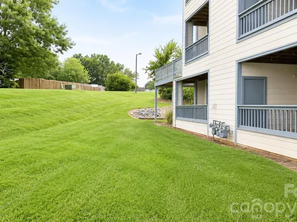 8024 Tremaine Ct, Charlotte, NC 28227