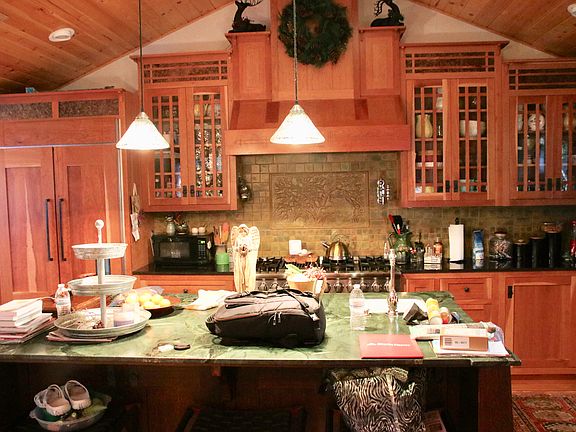 Open kitchen w/island