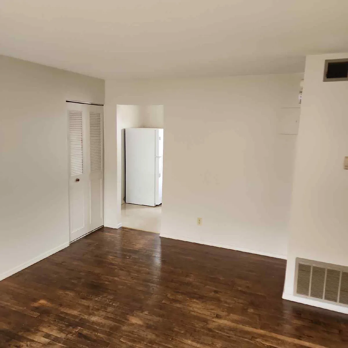 Building Photo - 902 Sinclair St #3