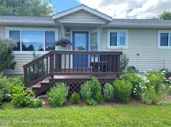 793 S 9th St, Lander, WY 82520