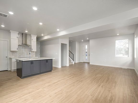 3rd image of 228 W Waterstone Cir #10