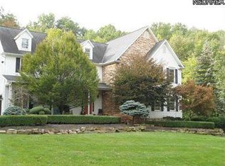 9157 Bainbridge Rd, Chagrin Falls, OH 44023
