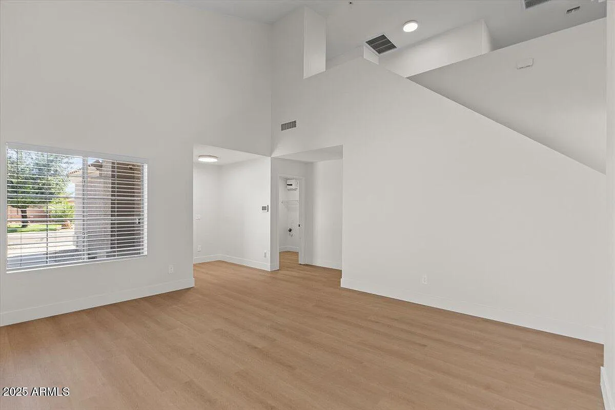 4 bed, 3.0 bath, 2404 sqft, $2,595 — Photo 3