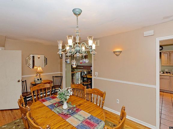 5th image of 33 Shaker Dr