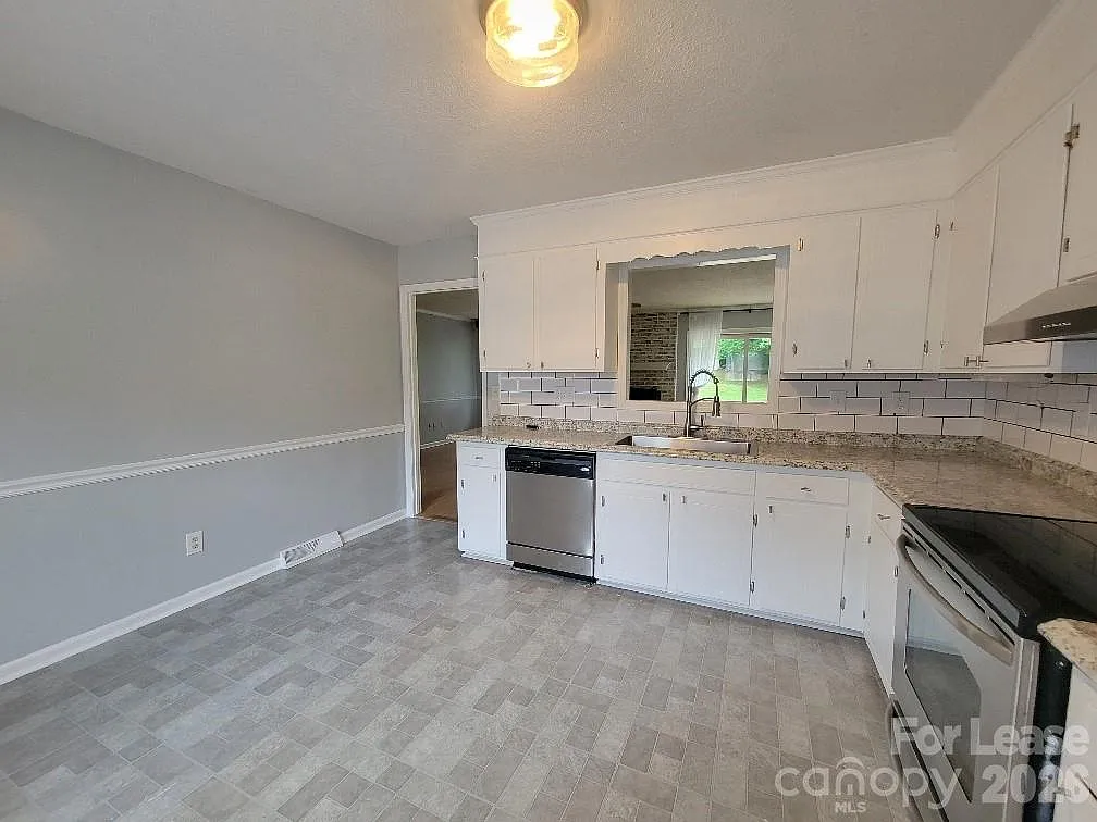 3 bed, 2.0 bath, 1323 sqft, $2,025 — Photo 4