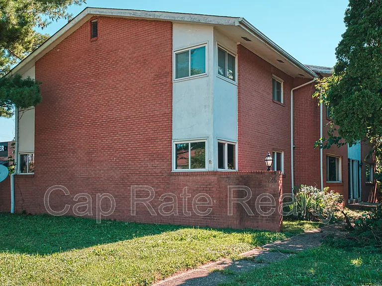 26 S Hampton Rd #D — Photo 1