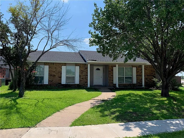 5601 Squires Dr — Photo 2