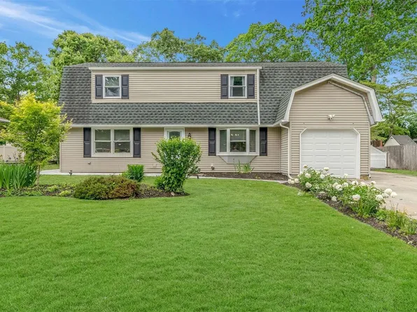 90 Mcgaw Avenue, Lake Grove, NY 11755