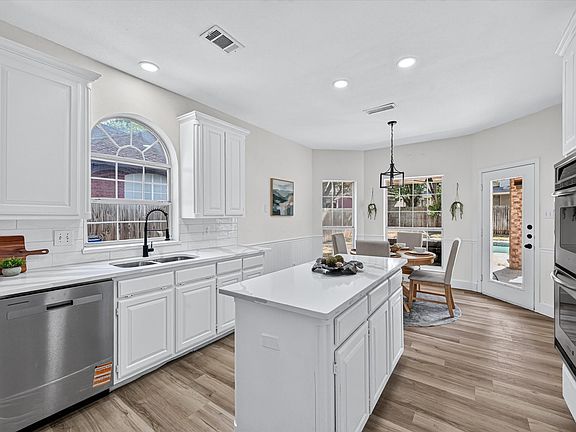 3rd image of 6215 Kingswood Dr