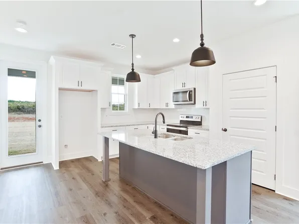 1008 Crossing Ct E, Valley, AL 36854