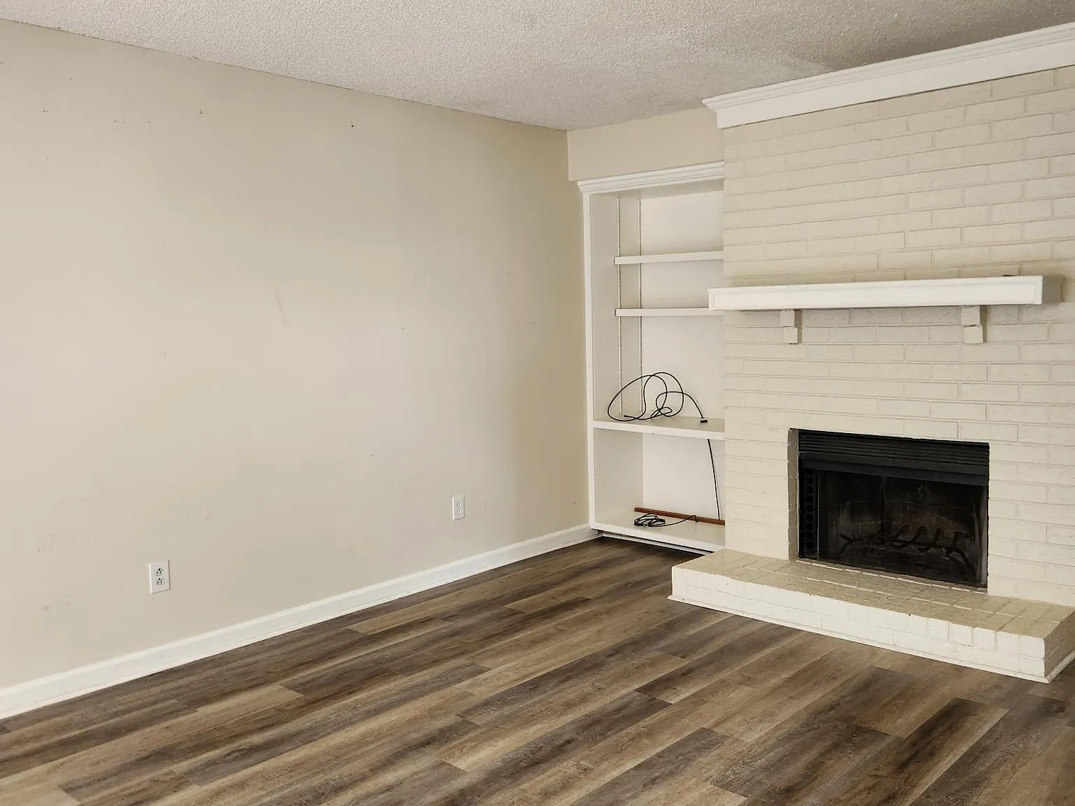2 bed, 1.5 bath, 1090 sqft, $1,600 — Photo 2