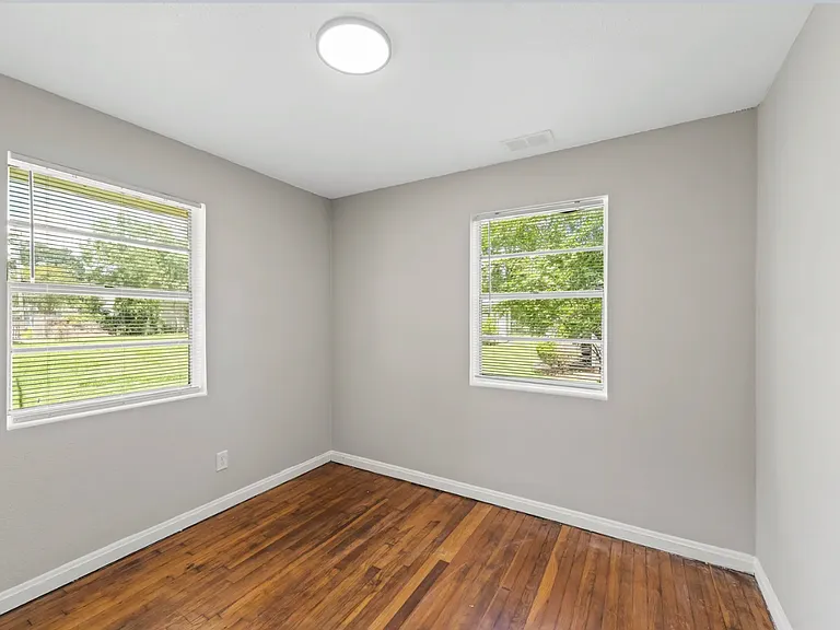 1184 Woodruff Ave — Photo 4