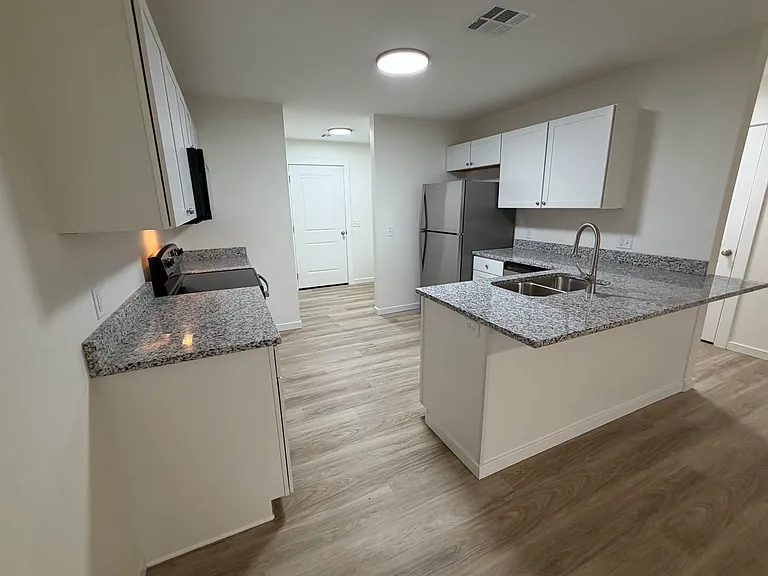 1219 Fountain Dr — Photo 5