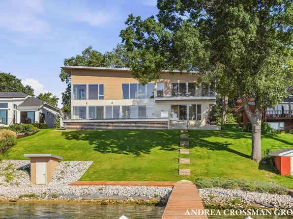 602 Lawn Ave, Holland, MI 49424