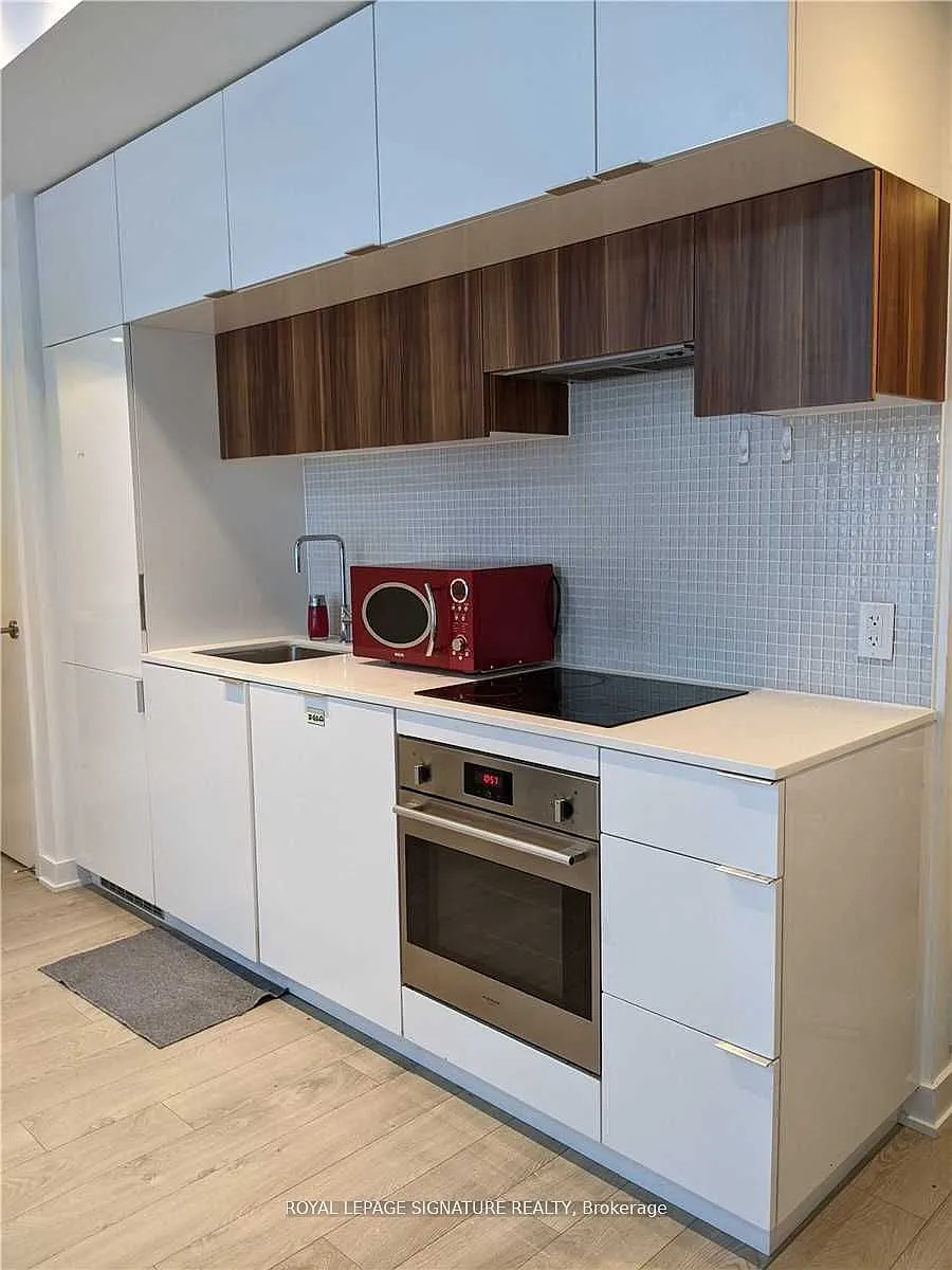 Building Photo - 185 Roehampton Ave #201