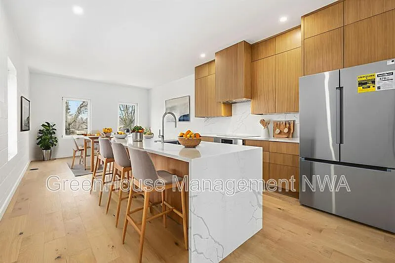 3 bed, 3.0 bath, 1900 sqft, $2,950 — Photo 4