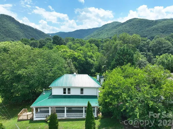 82 Hill St, Hot Springs, NC 28743